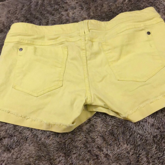 Yellow shorts - Picture 2 of 2